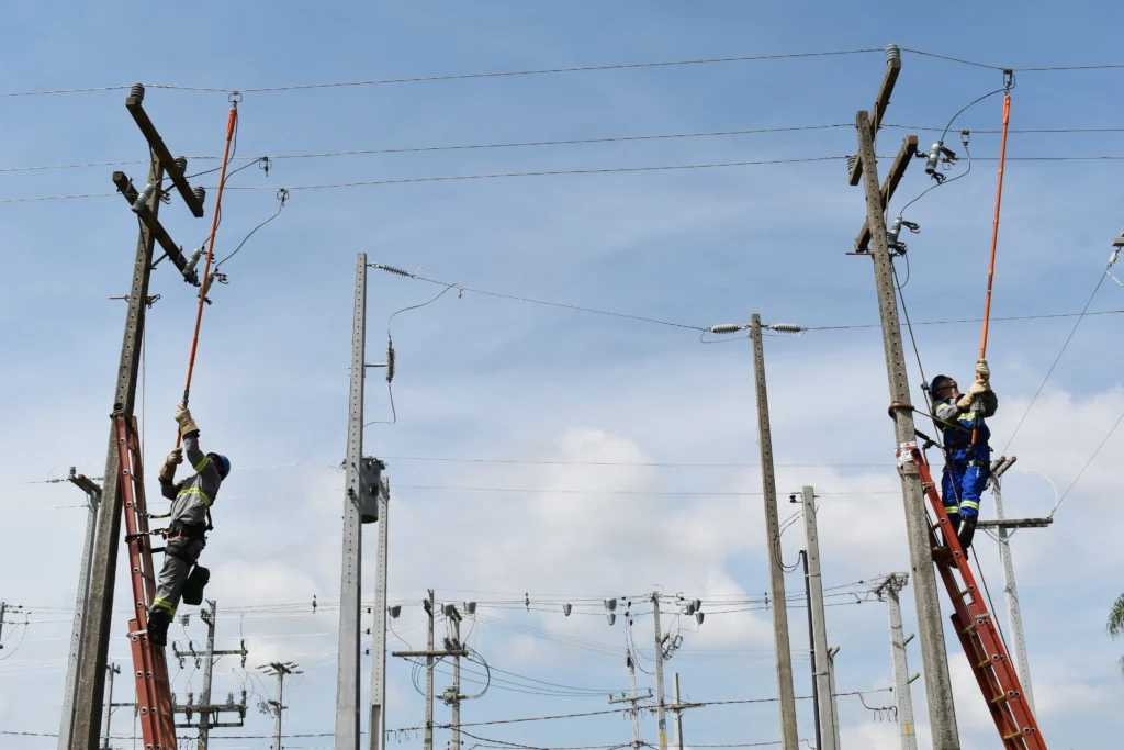 Eletricistas_treinam_trabalho_em_altura