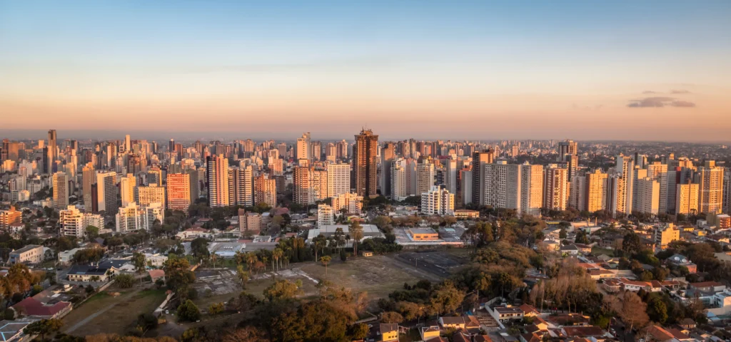 Destacando-se por suas políticas de planejamento urbano inovadoras e sustentáveis, Curitiba foi eleita a cidade mais inteligente do mundo em 2023 pela World Smart City Awards Créditos: Envato