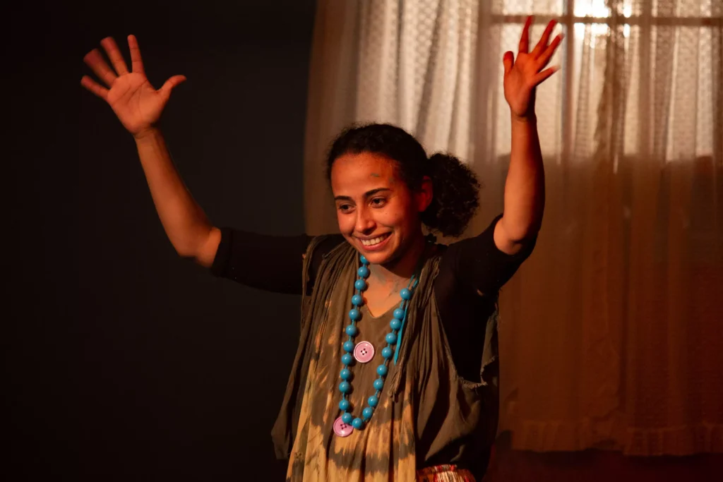 Enquanto a chuva cai (Release SãoJo em Cena) - Créditos: Allan Capdehourat.