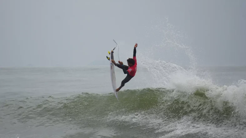 Pablo Gabriel no Pico de Matinhos. Foto. @cabralwaves