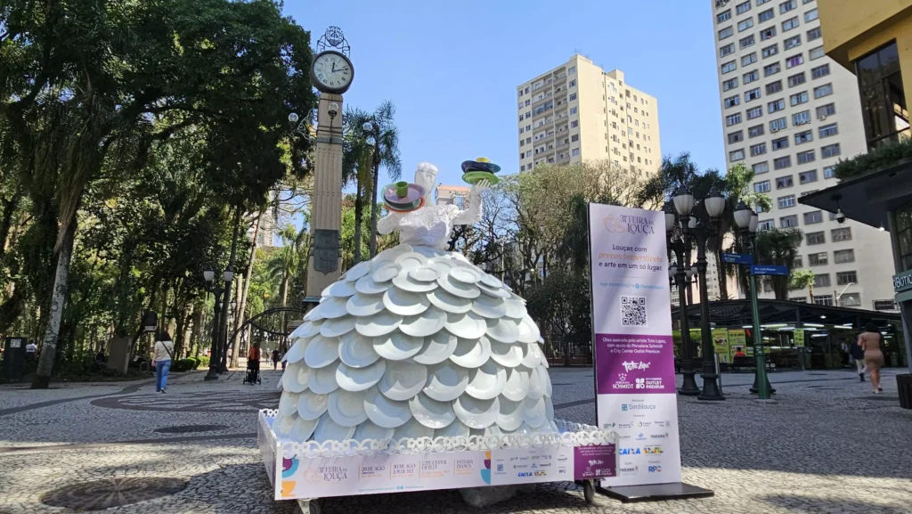 Nesta edição, a grande novidade é a presença da obra “Dama da Louça”, uma escultura composta por mais de 280 pratos, assinada pelo artista campo-larguense Toto Lopes Crédito: Divulgação