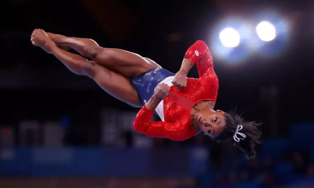 Simone Biles em ação nos Jogos Olímpicos de Tóquio. Foto: LINDSEY WASSON / REUTERS