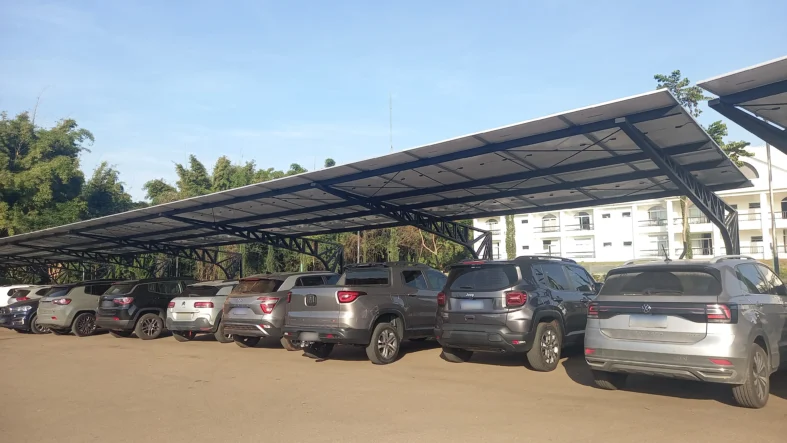 Painéis solares em modelo de estacionamento coberto me Jurema Águas Quentes / divulgação.
