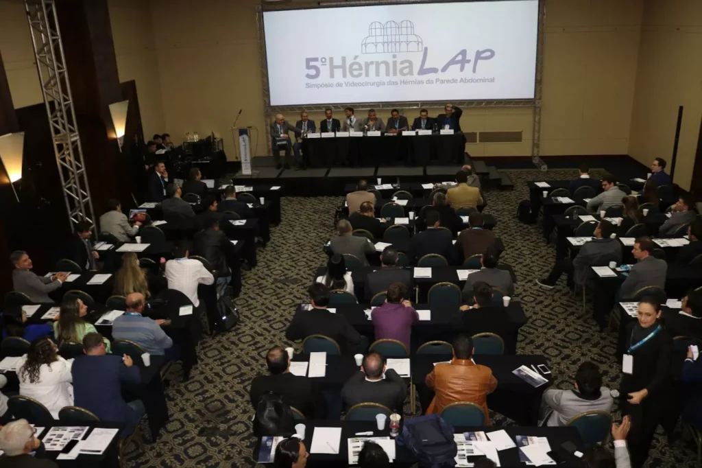 Além das discussões científicas (foto), o Hernia Lap também trará cirurgias ao vivo e trabalhos hand-on, para que os cirurgiões possam treinar as mais novas técnicas de cirurgia de hérnia abdominal. (Crédito: Divulgação / Hernia Lap)