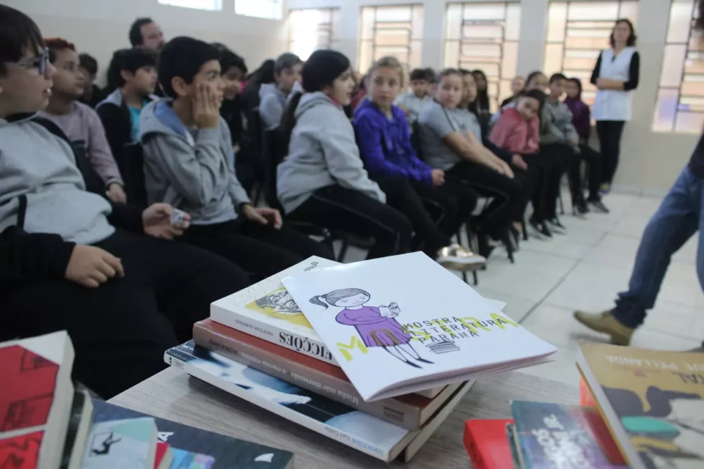 Comunidades da Vila Torres, Parolin e CIC recebem a Mostra Literatura Paraná - Cred Robson Reginato