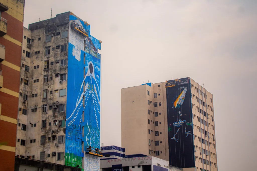 CURA AMAZÔNIA: artistas Duhigó e Rember inauguram pinturas em grande escala em empenas de edifícios em Manaus, dia 17/8