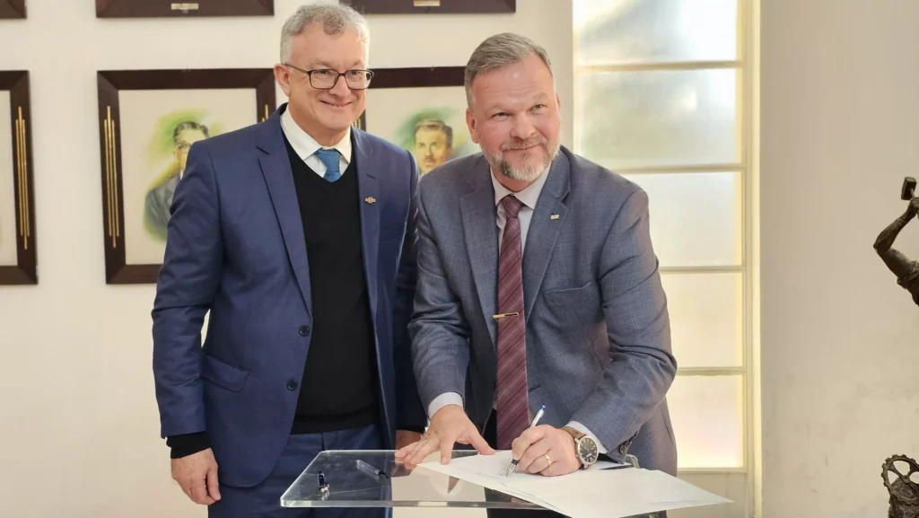 Vitor Tioqueta e o reitor Schiefler Filho firmam o convênio entre Sebrae/PR e UTFPR. Fotos: Adriano Oltramari