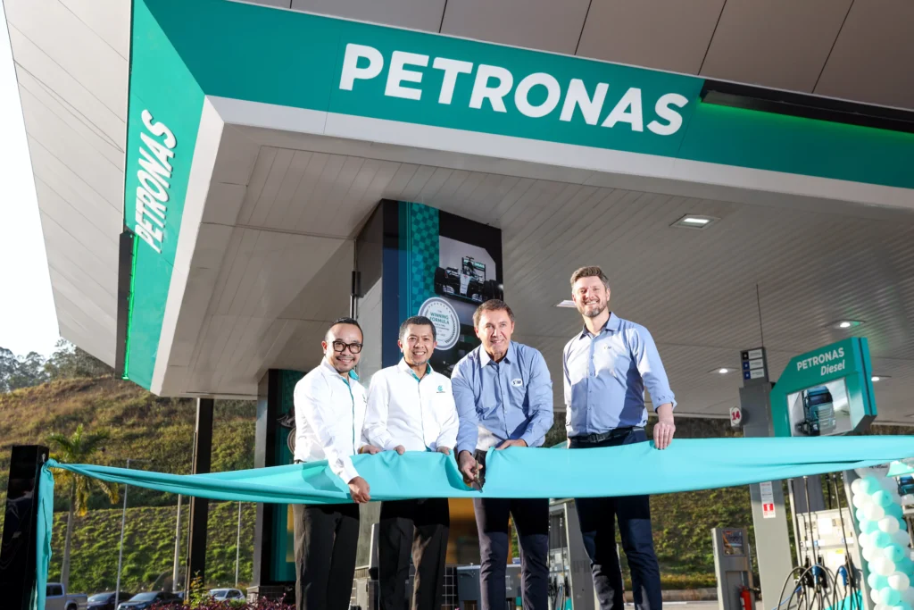 Badrul Hisham Mahmud, Gerente Geral de Licenciamento e Soluções de Marcas de Varejo da PETRONAS; Ahmad Adly Alias, Vice-Presidente de Refining, Trading and Marketing da PETRONAS; Neco Argenta, Presidente do Grupo Argenta; Diego Argenta, Diretor Superintendente do Grupo Argenta
