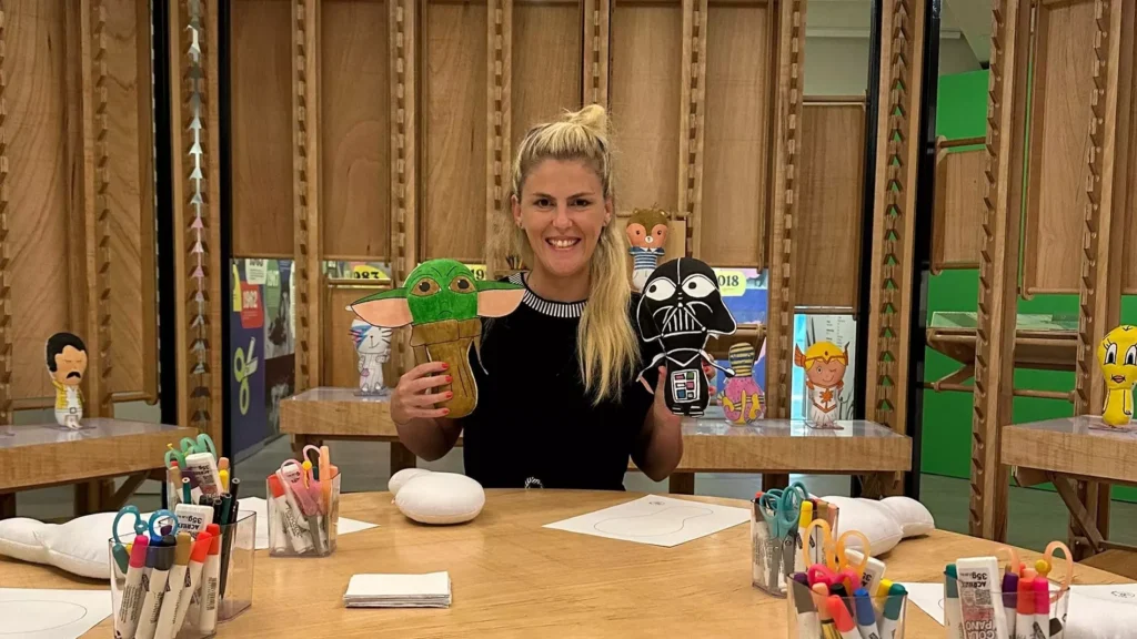 A artista Graziella Poffo, criadora dos bonecos TinTinTins. Crédito: TinTinTins.