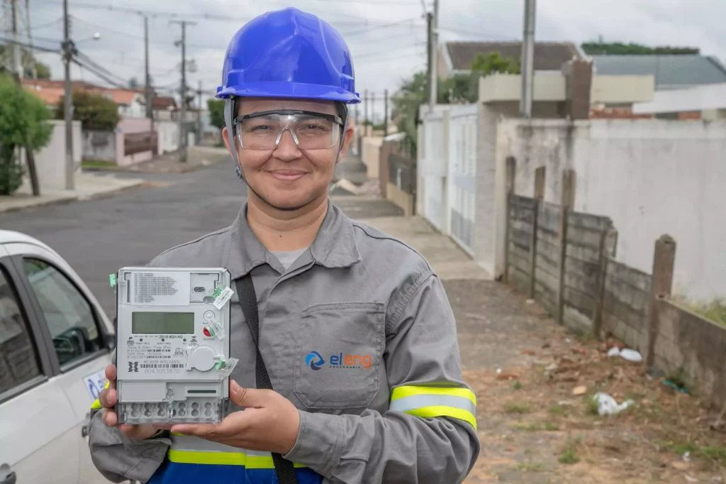 Eletricistas Eleng - substituição de medidores - Redes inteligentes - REI - Ponta Grossa