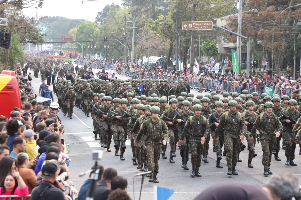7setembro__desfile soldados e povão