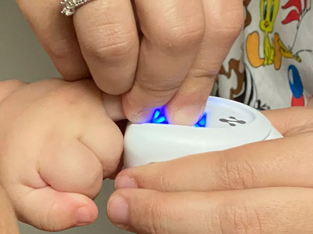 Tecnologia desenvolvida por empresa brasileira faz a captura de impressões digitais em alta definição desde o nascimento do bebê. Foto: Divulgação/Infant.ID.