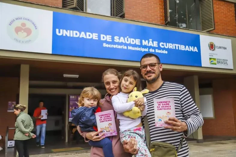 vacina pais com filhas e cadernetas de vacinação