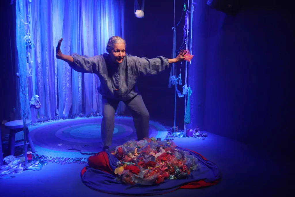 A atriz e diretora Cristine Conde em Pedacinho de Tudo, espetáculo infantil autobiográfico. Foto: Lídia Ueta