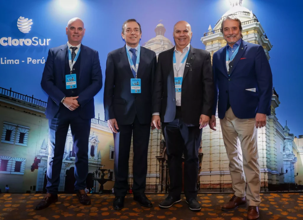 Clorosur Guillermo Pons e Alfredo Infanzón, ambos da Efice S.A, Nelson Felipe, da Abiclor e Clorosur e Néstor Alcorta, Efice S.A e Clorosur