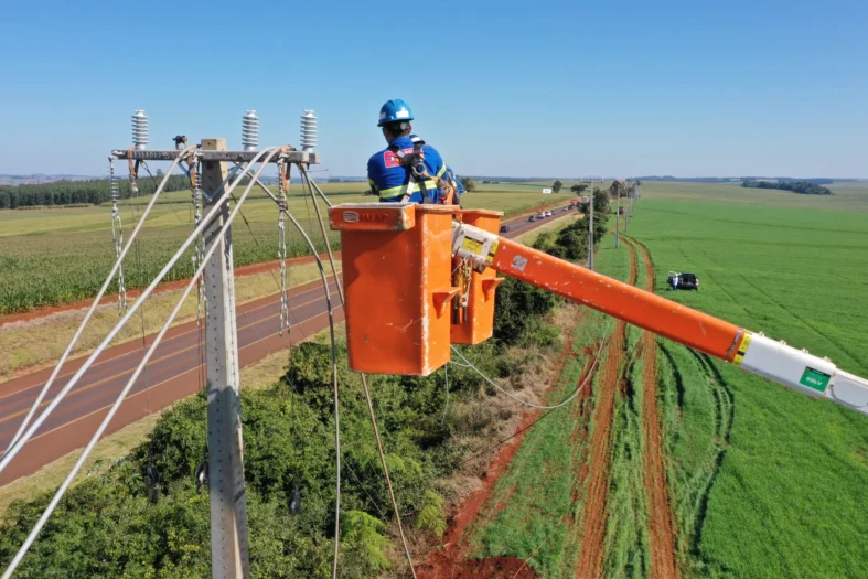 Construcao-de-rede-do-Parana-Trifasico-em-Corbelia
