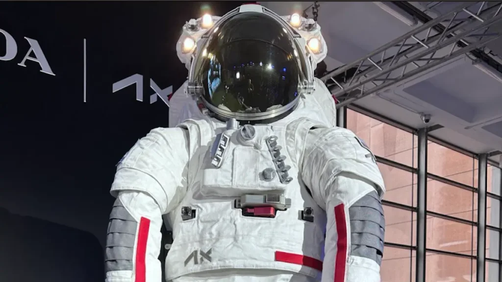Foto: Traje espacial lançado durante a IAC 2024