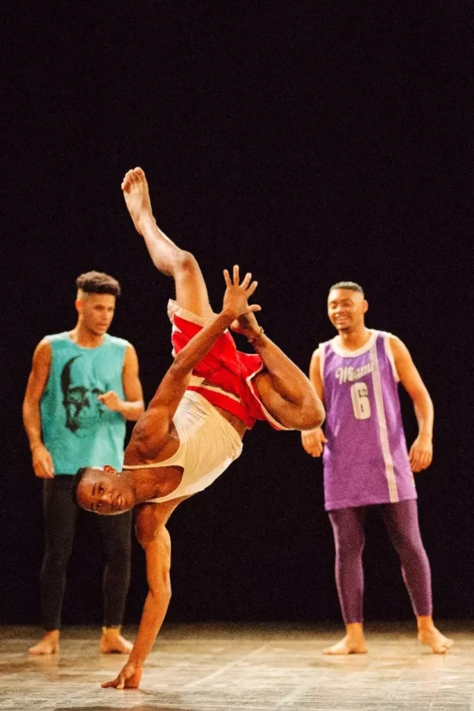 Espetáculo de dança passinho, da Cia Suave, do Rio de Janeiro (RJ)