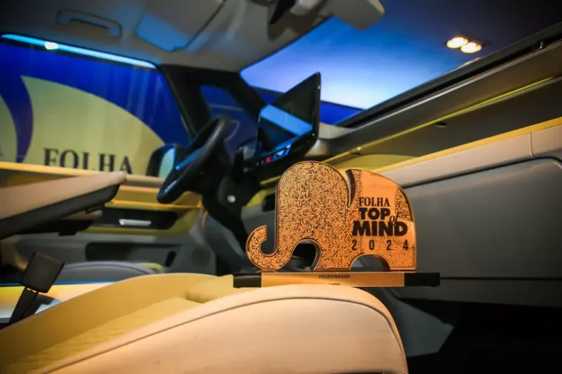 Troféu Folha Top of Mind 2024 entregue à Volkswagen do Brasil na categoria Carro; marca é a maior vencedora da categoria, com 33 vitórias nas 34 edições do prêmio