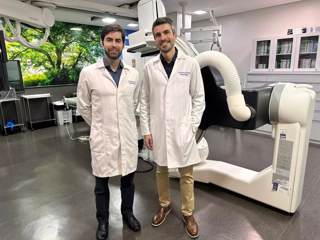 Foto: Dr João Brustulin e Dr Gustavo Galli da equipe de eletrofisiologia