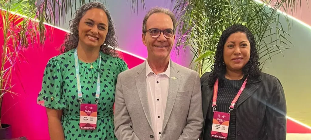 Aline Lopes Batista Faria, que representou o Paraná na categoria Microempreendedora Individual, Décio Lima, presidente do Sebrae Nacional, e Fabiana Castelari Leme, vencedora na categoria Produtora Rural. Foto: Divulgação.