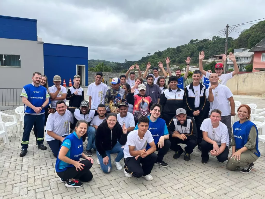 Voluntários realizam mutirão em associação de aten.dimento a pessoas com deficiência na Região Metropolitana de Curitiba (PR). Voluntários realizam mutirão em associação de aten.dimento a pessoas com deficiência na Região Metropolitana de Curitiba (PR). Fernanda Ramos.