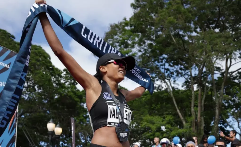 Valdilene Silva foi a grande campeã da Maratona de Curitiba - Foto: Lucas Mann/Foco Radical/Maratona de Curitiba
