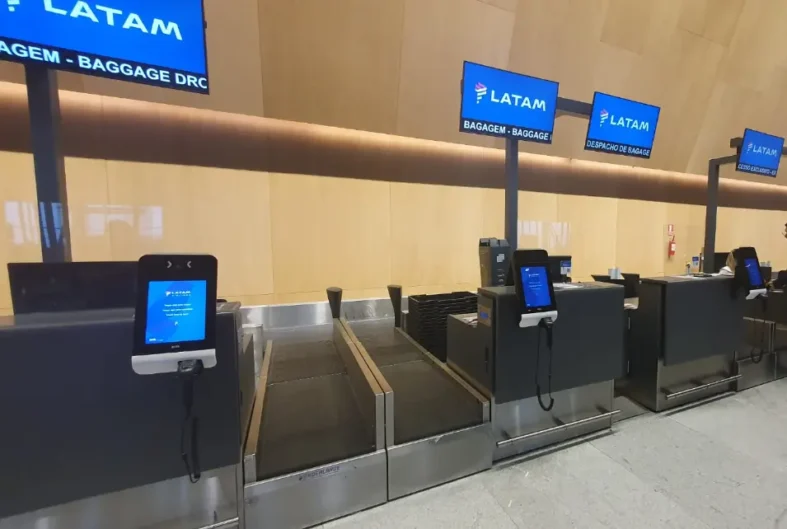 LATAM instala terceira máquina de autoatendimento em Florianópolis e registra aumento de 35% no volume de bagagens despachadas pelos próprios passageiros. Crédito: Divulgação LATAM
