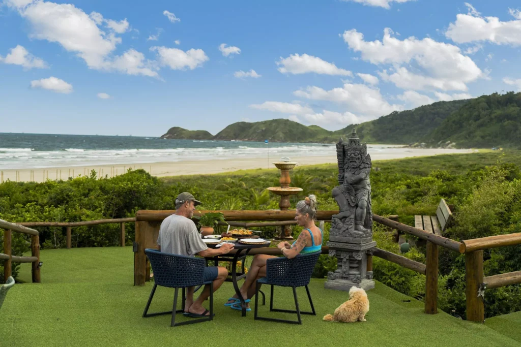 Turistas na Ilha do Mel, em Paranaguá, litoral paranaense (Foto: Sebrae Embratur/Divulgação)