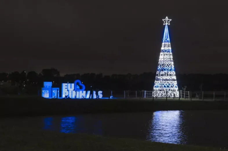 Acendimento das luzes de Natal irá iluminar o Parque das Águas e todos os bosques de Pinhais a partir deste sábado (23). (Foto: PMP)