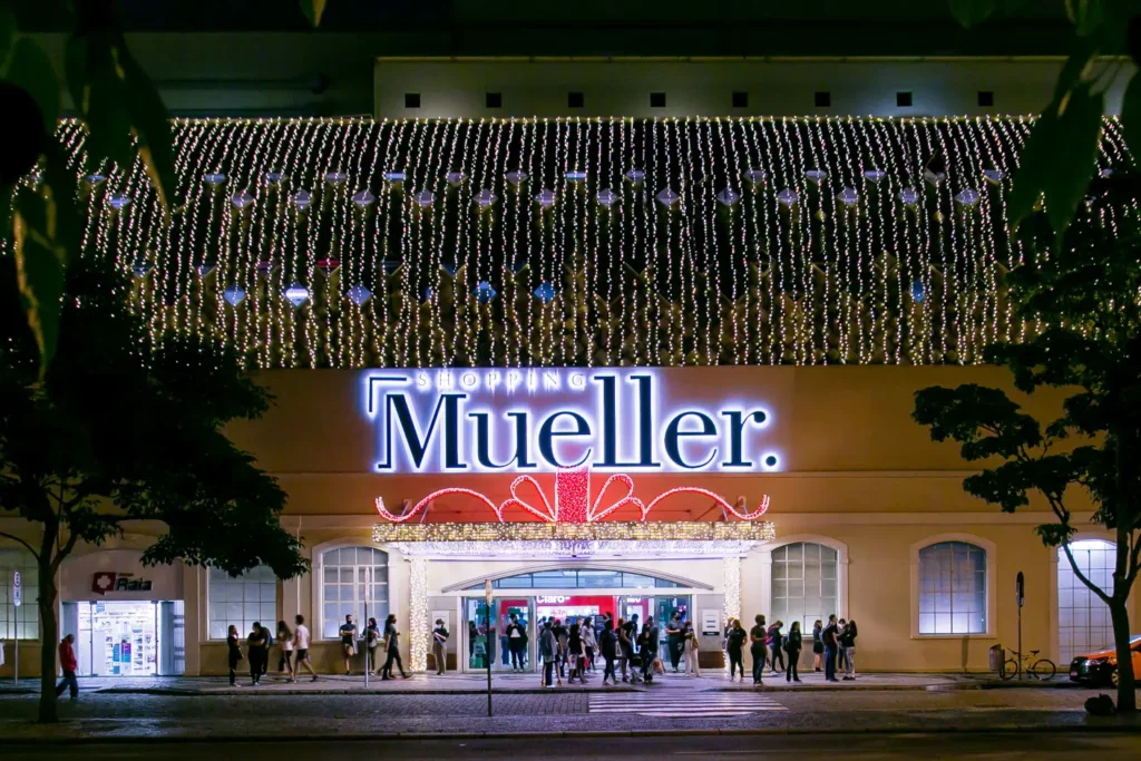Fachada natalina do Shopping Mueller. Crédito: Kelly Knelvels