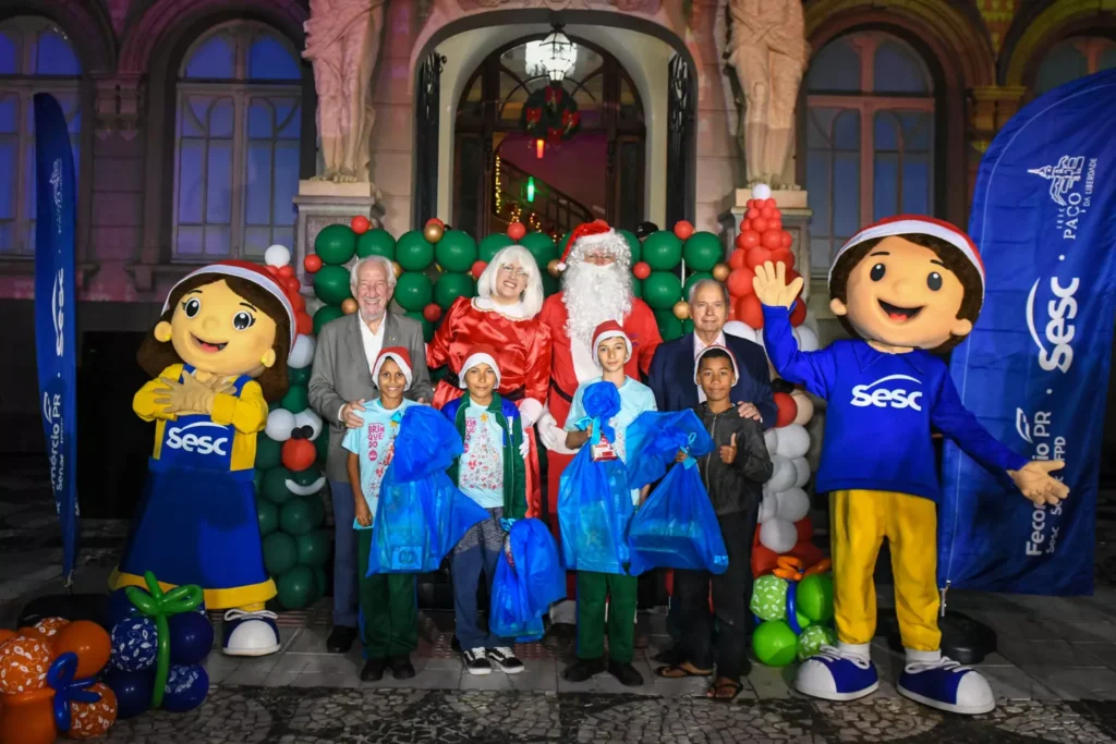 Crianças receberam presentes de Natal fotos SESC -DIVULGAÇÃO