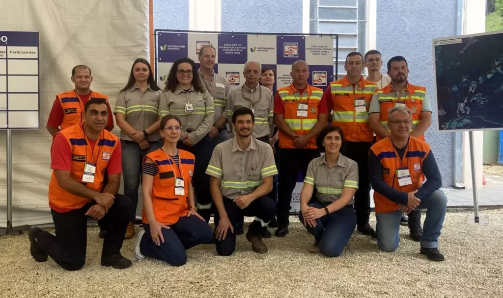 Representantes da Votorantim Cimentos e das defesas civis de Curitiba, Rio Branco do Sul e Itaperuçu. Divulgação.