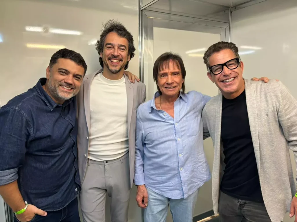 Roberto Carlos com Flávio Pinheiro, Afonso Carvalho e Luiz Calainho, sócios da Musickeria