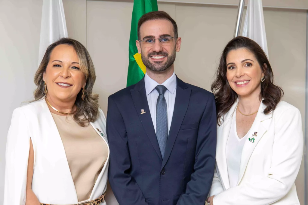 Da esquerda para a direita estão Jannaína Ferreira de Melo Vasco; Raphael Sahd, presidente da comissão Eleitoral do CFBM e Daiane Pereira Camacho