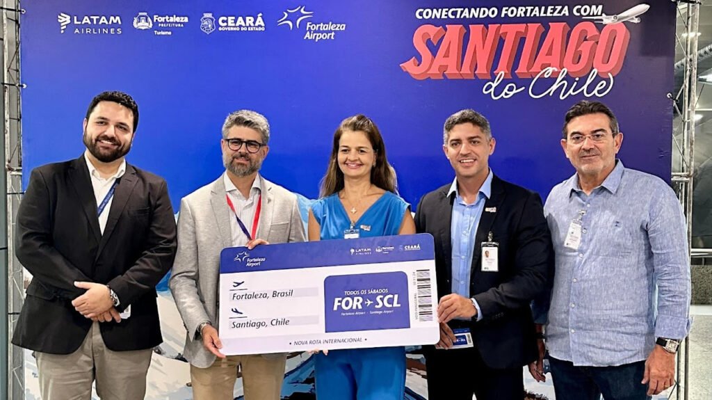Pedro Navega (gerente de aviação comercial da Fraport Brasil), Eduardo Macedo (gerente de Assuntos Públicos da LATAM Brasil), Yrwana Albuquerque (secretária de Estado do Turismo do Ceará), Bruno Gaspar Marques, (secretário de planejamento e gestão interna da secretaria do Turismo do Ceará) e Alexandre Pereira (secretário do Turismo de Fortaleza)
