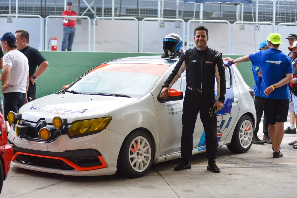 Rafael Pombo com o Sandero RS #127 (Divulgação / Clayton Medeiros)