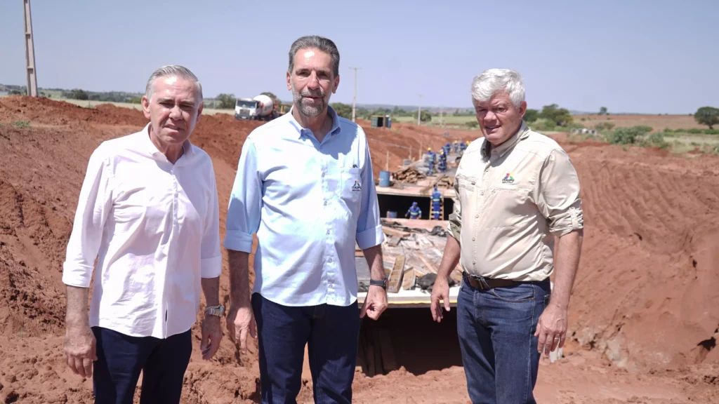 Vistoria das obras na voçoroca. Da esq. para a dir: presidente do Comafen, Zé Maria; diretor-geral brasileiro da Itaipu, Enio Verri; e diretor de Coordenação da Itaipu, Carlos Carboni.