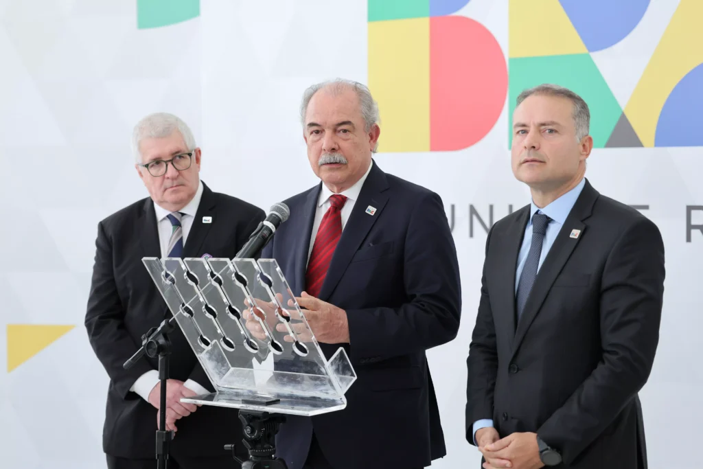 Presidente-do-Grupo-EPR-Jose-Carlos-Cassaniga-esq-ao-lado-do-presidente-do-BNDES-Aloizio-Mercadante-centro-e-do-ministro-dos-Transportes-Renan-Filho-dir-durante-coletiva-de-imprensa