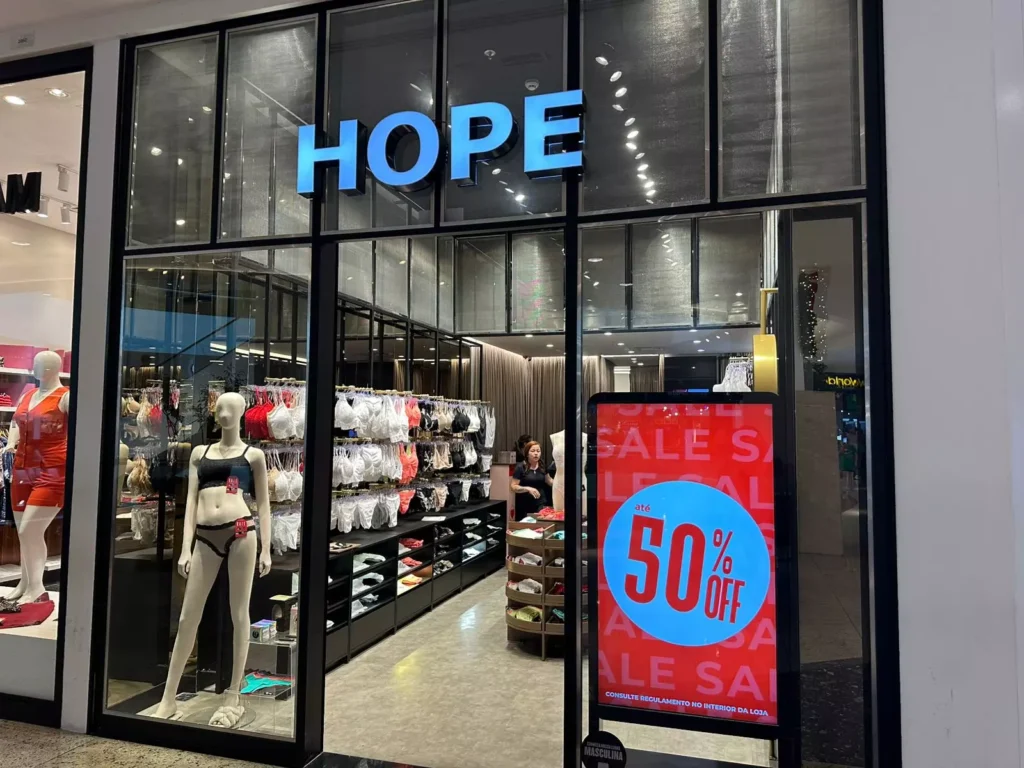 Lojas do Shopping Palladium estão em liquidação. Créditos: Divulgação