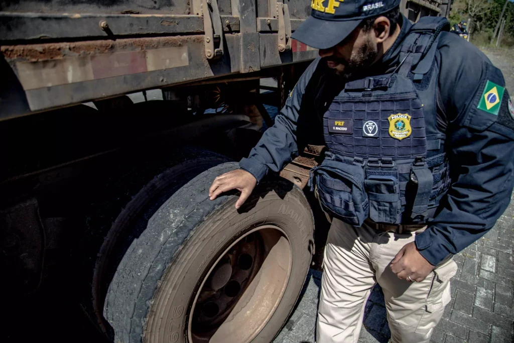 Veículos de carga com problemas mecânicos preocupam a PRF. PRF/PR