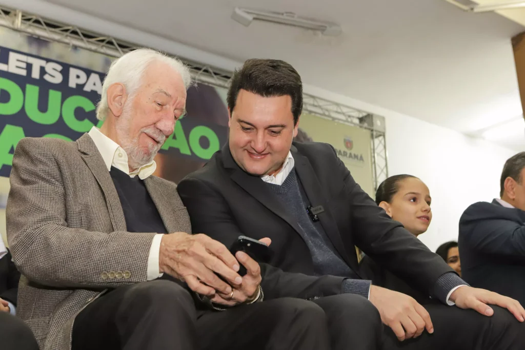 governador__ratinho e piana no celular