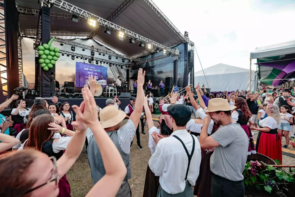 Brinde ao pôr do sol em frente ao palco principal - foto PMJ