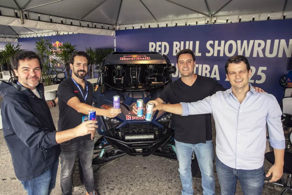 O prefeito Eduardo Pimentel, acompanhado do governador do Paraná, Carlos Massa Ratinho Júnior, do general manager da Red Bull Brasil, Diego Colocchio, e do diretor de Marketing da empresa, Gabriel Braz, visita os boxes do Red Bull ShowRun. Curitiba,14/03/2025. Foto: Ricardo Marajó/SECOM