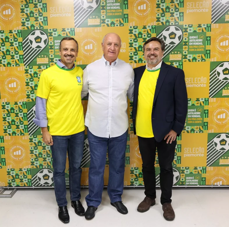 Lançamento Seleção Piemonte 2 – Os sócios-fundadores da Construtora Piemonte, Lucas Biscaia Demeterco e Filipe Biscaia Demeterco com Luiz Felipe Scolari, o Felipão, técnico do pentacampeonato da seleção brasileira. Créditos: Click Drone