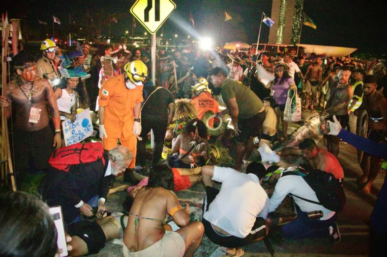 Apib repudia atos de violência do Congresso anti-indígena