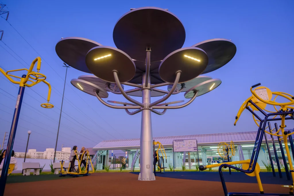 Matheus Sebbens Rhinow A Araucária Solar é uma fusão inspiradora entre natureza, arte, design, tecnologia e sustentabilidade.