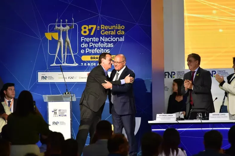 Eduardo Paes toma posse como presidente da FNP. Evento contou com presença do vice-presidente Geraldo Alckmin. Foto por Zeca Ribeiro/ FNP.