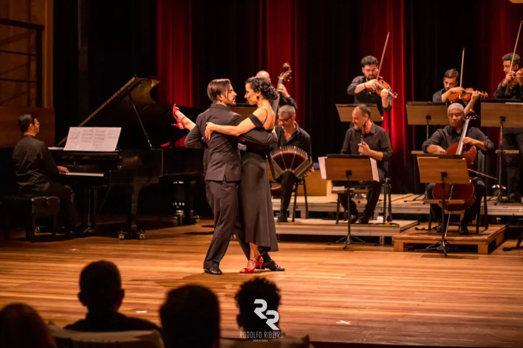 Orquestra Paranaense de Tango faz duas apresentações neste domingo (25) com participação de bailarinos, no Teatro Regina Vogue.