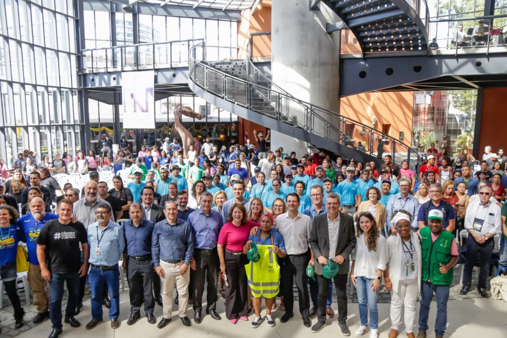 Lideranças e integrantes das instituições ao lado de catadores autônomos no lançamento do programa no Memorial de Curitiba. Foto: Pedro Ribas/SECOM.